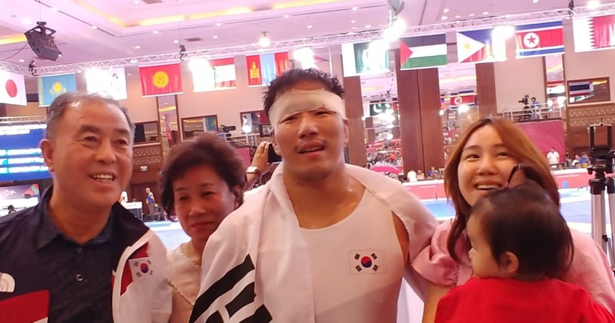 레슬링 조효철 펴지지 않는 팔로 따낸 금메달