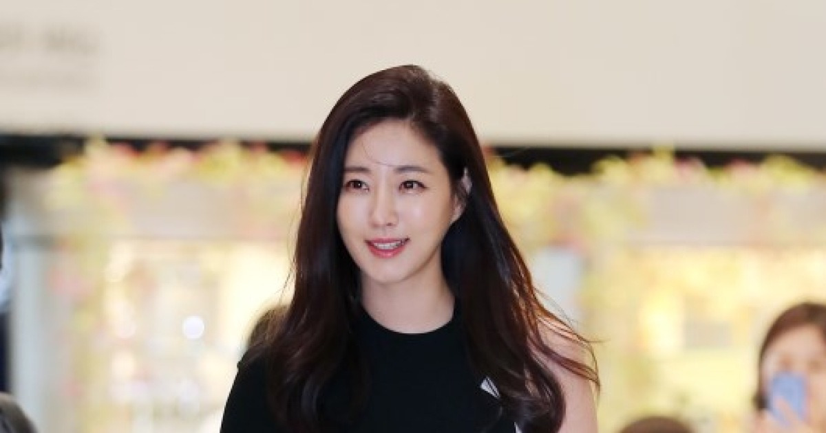 [포토]김사랑, 미소 가득한 등장