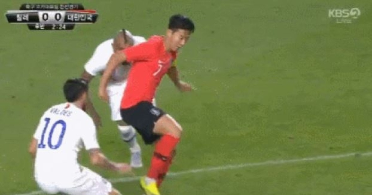 '손흥민 개인기' 헉 소리 나네! 발뒤꿈치로 공 빼 