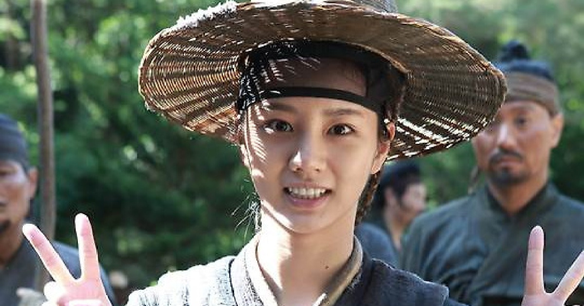 '물괴' 김명민X혜리X김인권X최우식, 화기애애한 현장 비하인드 스틸