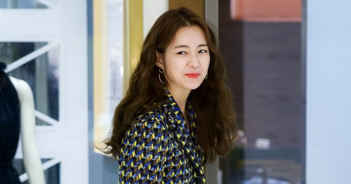 이요원 '신발 좀 만질게요~' [포토]