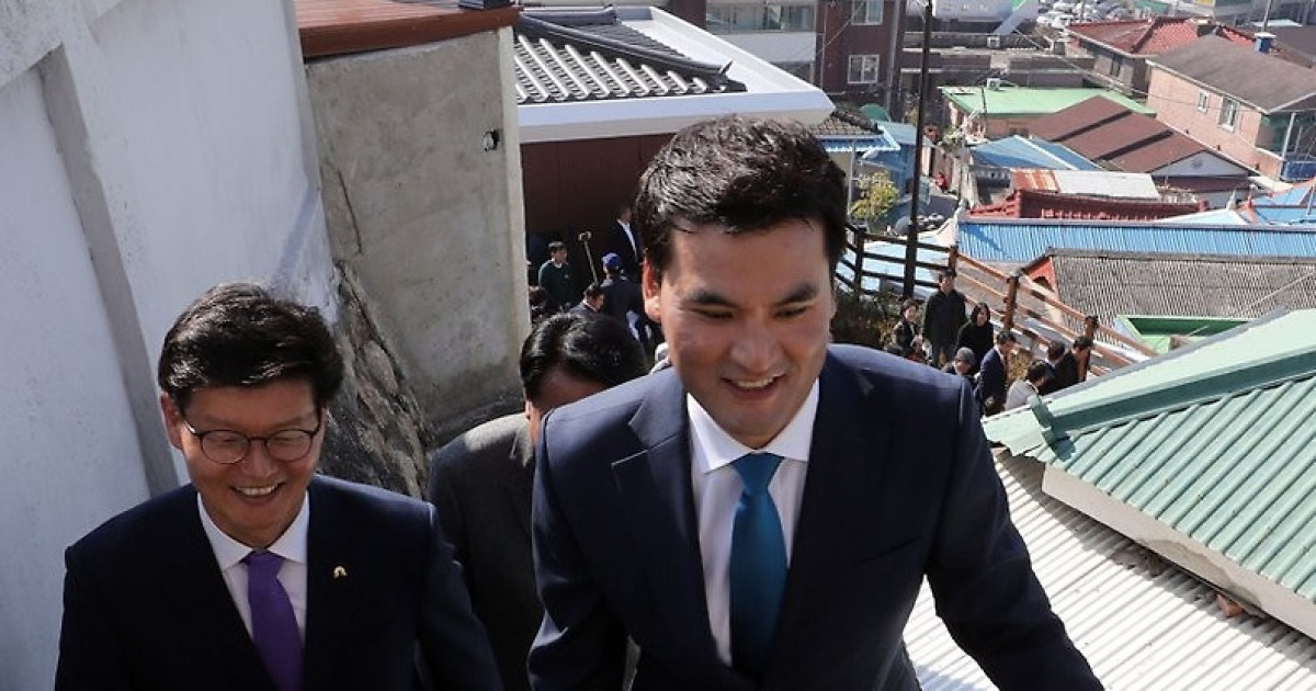고향 집 골목길 오르는 박찬호