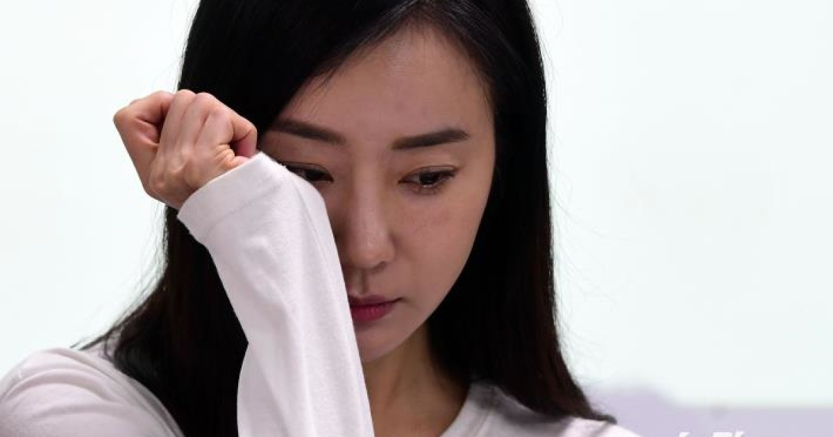 눈물 흘리는 배우 반민정