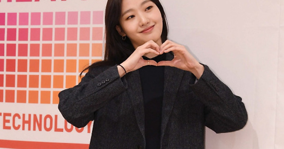 [포토] 김고은 '아침부터 하트'