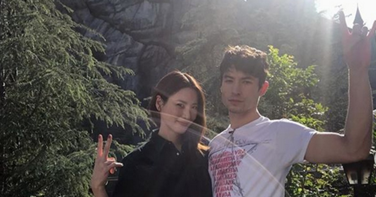 수현 감싼 에즈라 밀러, 인종차별적 질문에 발끈..