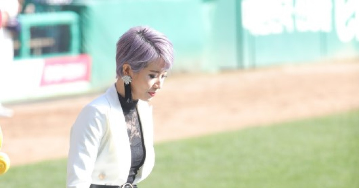 [포토]박기영, 한국시리즈 애국가 제창
