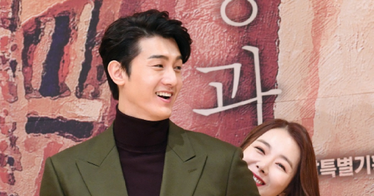 [포토] 이기우 뒤에 숨은 소이현