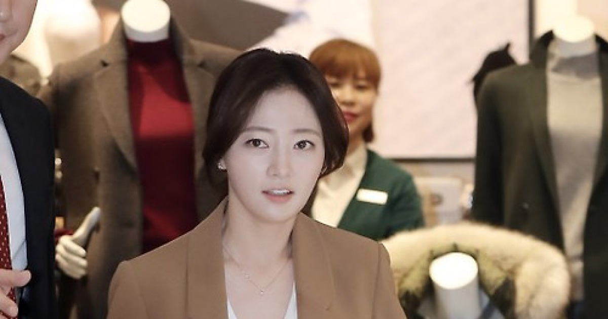 [포토]송하윤, 심플한 슈트차림