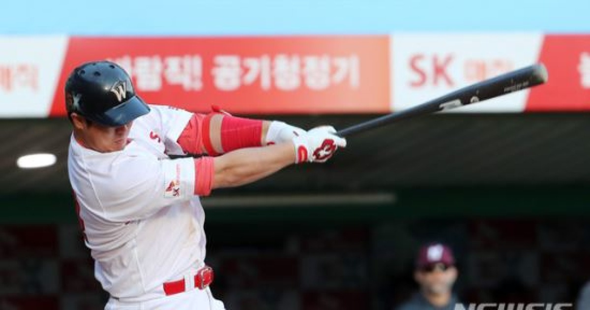 '공식 6년계약, 4년 틀 깼다' 최정, 106억원..영원한 SK맨