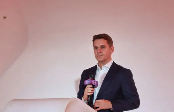 노란 수영복에 섹시한 몸매 어필하는 존예 처자