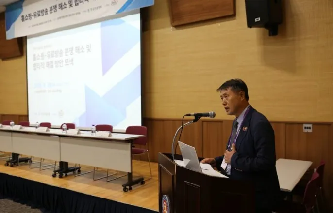 노란 수영복에 섹시한 몸매 어필하는 존예 처자