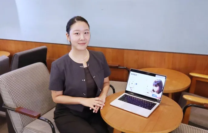 노란 수영복에 섹시한 몸매 어필하는 존예 처자