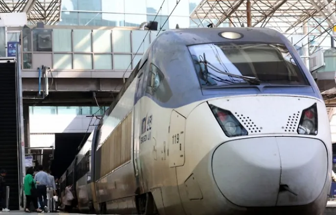 노란 수영복에 섹시한 몸매 어필하는 존예 처자