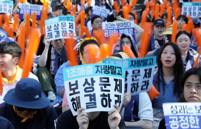 노란 수영복에 섹시한 몸매 어필하는 존예 처자