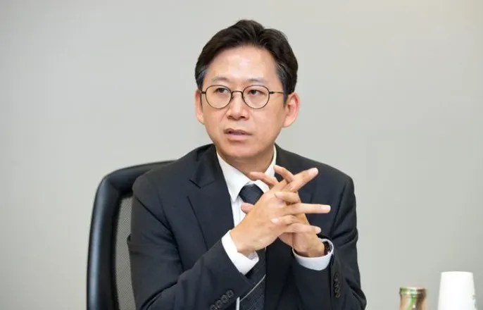 노란 수영복에 섹시한 몸매 어필하는 존예 처자