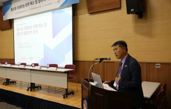 노란 수영복에 섹시한 몸매 어필하는 존예 처자