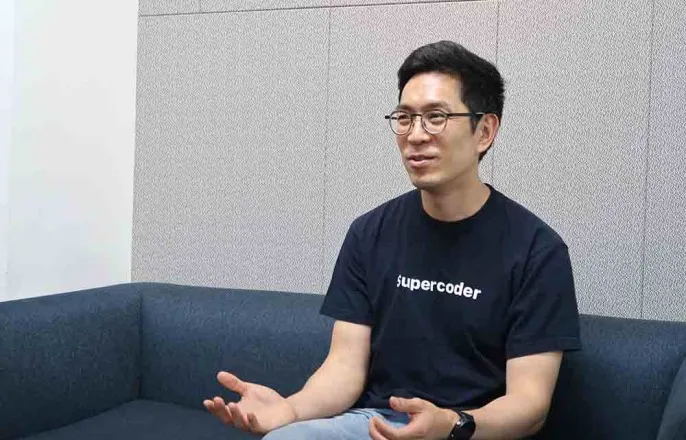 노란 수영복에 섹시한 몸매 어필하는 존예 처자