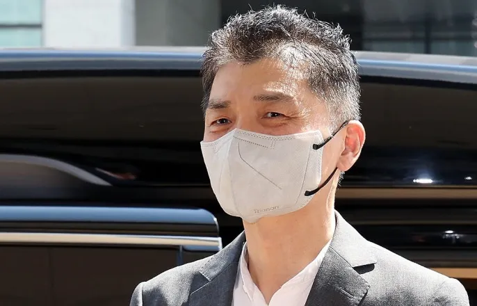 노란 수영복에 섹시한 몸매 어필하는 존예 처자