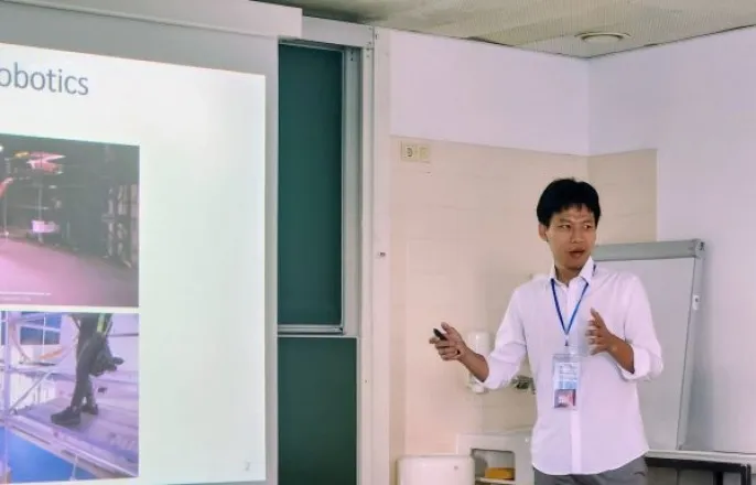 노란 수영복에 섹시한 몸매 어필하는 존예 처자