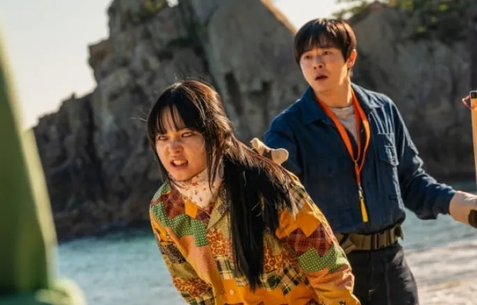 노란 수영복에 섹시한 몸매 어필하는 존예 처자