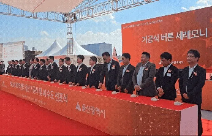 노란 수영복에 섹시한 몸매 어필하는 존예 처자