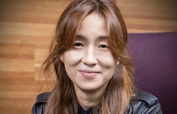 노란 수영복에 섹시한 몸매 어필하는 존예 처자