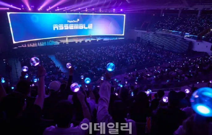 노란 수영복에 섹시한 몸매 어필하는 존예 처자