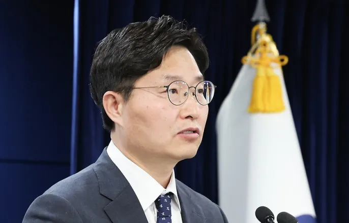 노란 수영복에 섹시한 몸매 어필하는 존예 처자