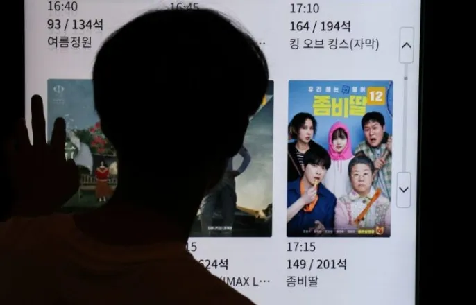 노란 수영복에 섹시한 몸매 어필하는 존예 처자