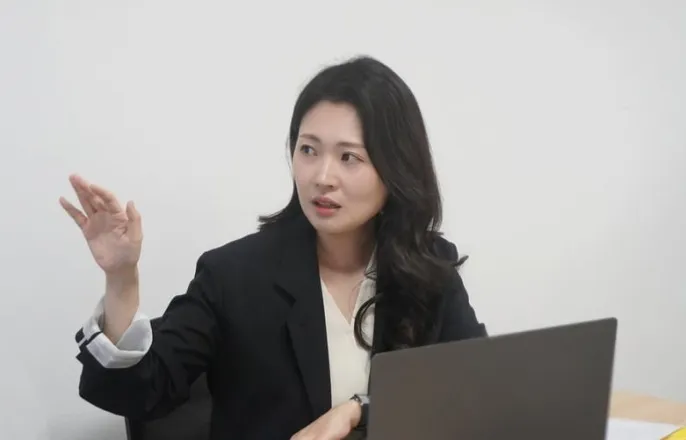 노란 수영복에 섹시한 몸매 어필하는 존예 처자