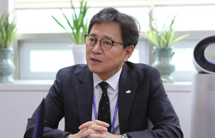 노란 수영복에 섹시한 몸매 어필하는 존예 처자