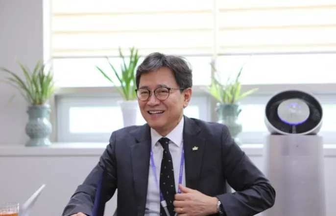 노란 수영복에 섹시한 몸매 어필하는 존예 처자