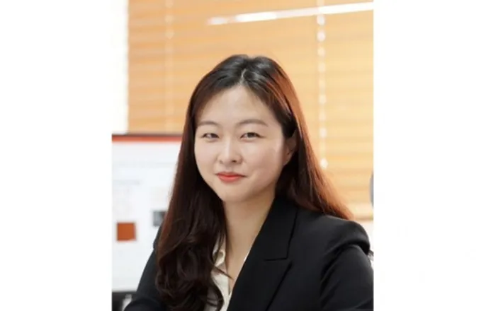 노란 수영복에 섹시한 몸매 어필하는 존예 처자