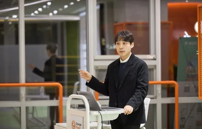 노란 수영복에 섹시한 몸매 어필하는 존예 처자