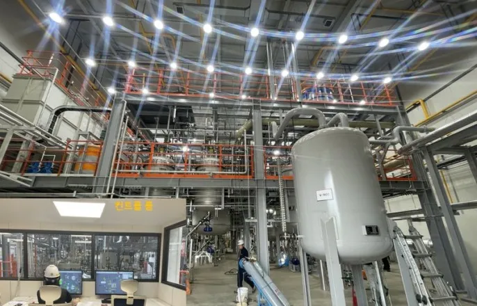 노란 수영복에 섹시한 몸매 어필하는 존예 처자