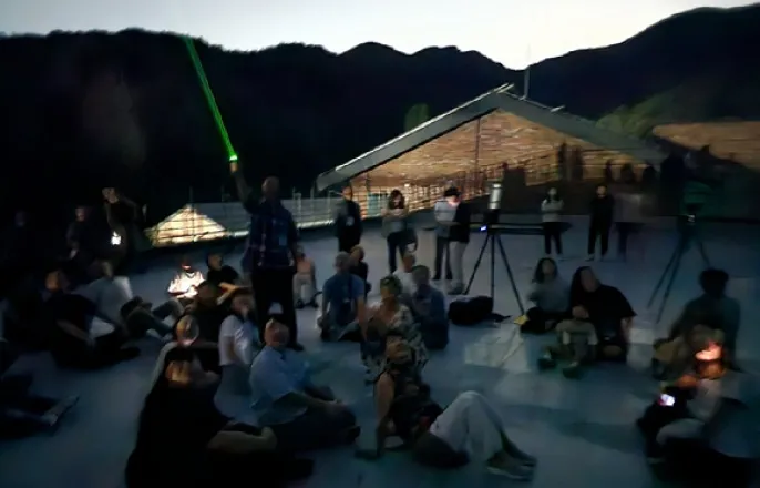 노란 수영복에 섹시한 몸매 어필하는 존예 처자