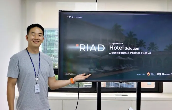 노란 수영복에 섹시한 몸매 어필하는 존예 처자