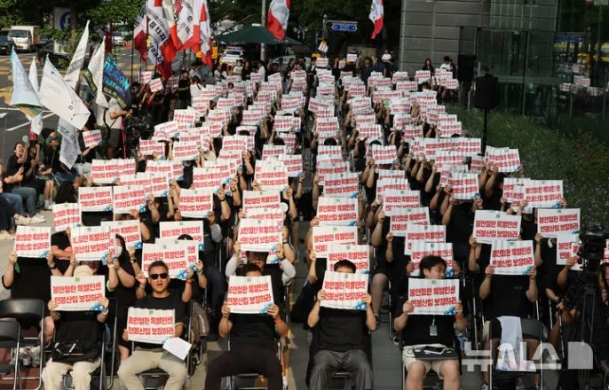 노란 수영복에 섹시한 몸매 어필하는 존예 처자