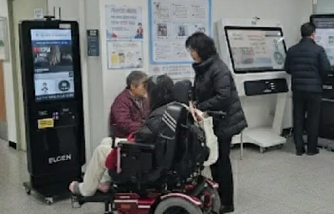 노란 수영복에 섹시한 몸매 어필하는 존예 처자