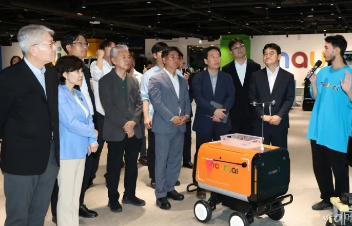 노란 수영복에 섹시한 몸매 어필하는 존예 처자