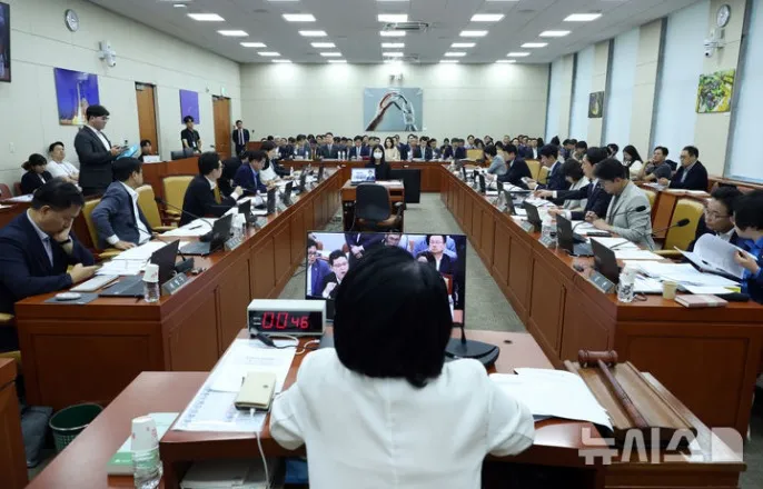 노란 수영복에 섹시한 몸매 어필하는 존예 처자