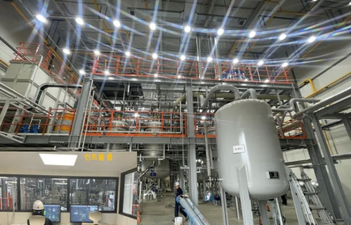 노란 수영복에 섹시한 몸매 어필하는 존예 처자