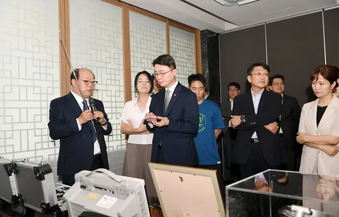 노란 수영복에 섹시한 몸매 어필하는 존예 처자