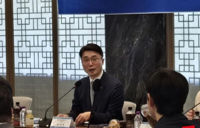 노란 수영복에 섹시한 몸매 어필하는 존예 처자