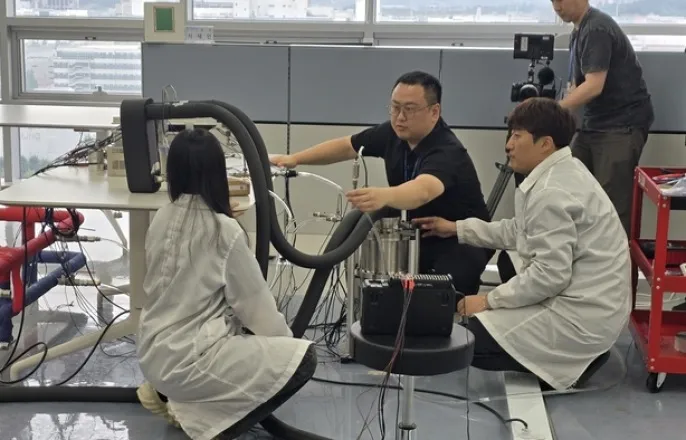 노란 수영복에 섹시한 몸매 어필하는 존예 처자