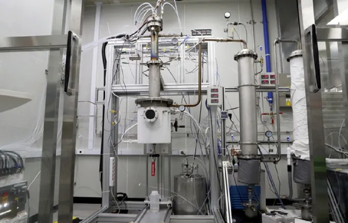 노란 수영복에 섹시한 몸매 어필하는 존예 처자