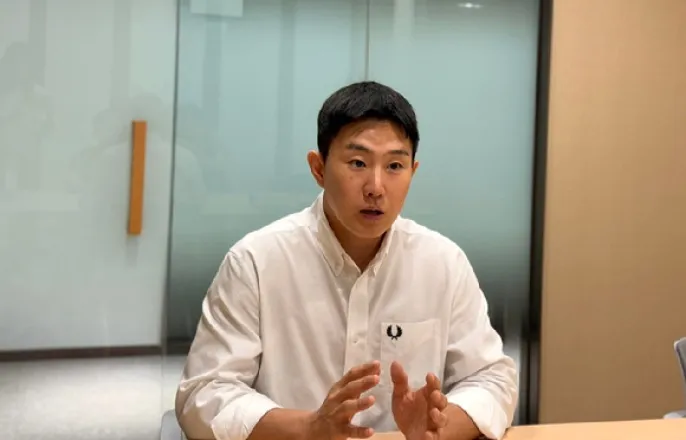 노란 수영복에 섹시한 몸매 어필하는 존예 처자