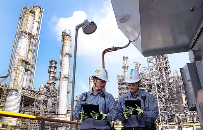 노란 수영복에 섹시한 몸매 어필하는 존예 처자