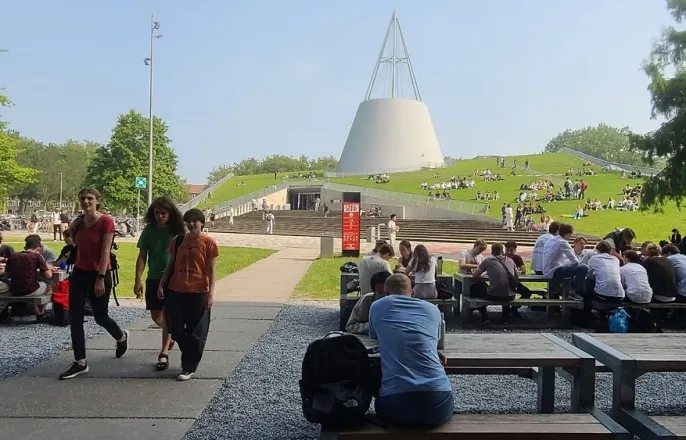 노란 수영복에 섹시한 몸매 어필하는 존예 처자