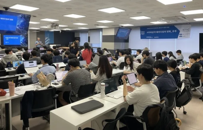 노란 수영복에 섹시한 몸매 어필하는 존예 처자